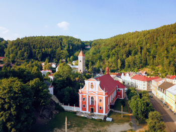 pohled na kostel sv. Martina a gotickou věž v Nejdku